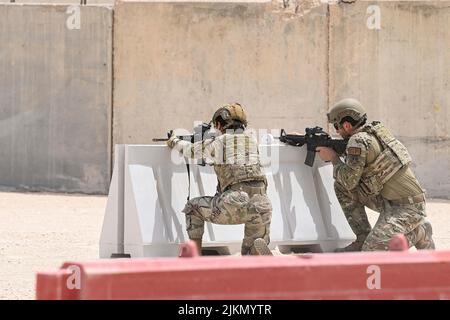 Base aérienne d'Al Udeid, Qatar. 2nd juillet 2022. Une paire de 379th défenseurs de l'escadron des forces de sécurité expéditionnaires ont tiré derrière une barricade lors d'une démonstration de tir, de déplacement et de communication 2 juillet 2022 à la base aérienne d'Al Udeid, au Qatar. Les défenseurs ainsi que d'autres aviateurs EMSG 379th ont montré comment progresser sur une cible tout en maintenant le feu et la communication. Crédit : U.S. National Guard/ZUMA Press Wire Service/ZUMAPRESS.com/Alamy Live News Banque D'Images