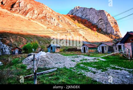 Un petit closeup de petites cabines en bois dans les montagnes Carpathian en Roumanie Banque D'Images