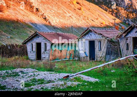 Un petit closeup de petites cabines en bois dans les montagnes Carpathian en Roumanie Banque D'Images