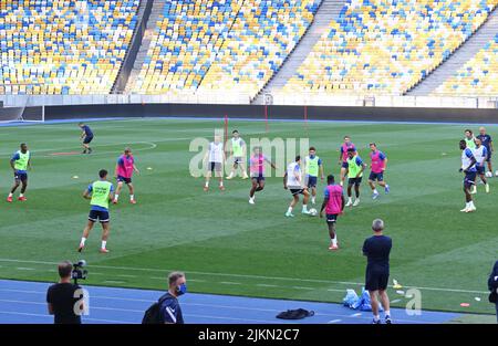 KIEV, UKRAINE - 10 AOÛT 2021 : les joueurs de Genk courent pendant une séance d'entraînement ouverte avant le troisième tour de qualification de la Ligue des champions de l'UEFA contre Shakhtar Donetsk à Kiev Banque D'Images