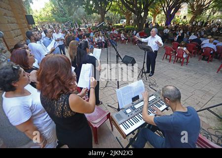 Beyrouth, Liban. 2nd août 2022. Les gens participent à un service commémoratif pour marquer le 2nd anniversaire de l'explosion du port de Beyrouth à Beyrouth, au Liban, le 2 août 2022. Credit: Bilal Jawich/Xinhua/Alay Live News Banque D'Images