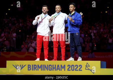 Birmingham, Royaume-Uni. 2nd août 2022. Joe Fraser d'Angleterre (Gold, centre), Giarnni REGINI-MORAN (Silver, gauche) et Marios GEORGIOU de Cypes (Bronze, droite) les médaillés de la finale des barres parallèles des hommes montrent leurs médailles le quatrième jour des Jeux du Commonwealth à l'Utilita Arena, Birmingham, Angleterre, le mardi 2nd août 2022. (Credit: Mark Fletcher | MI News) Credit: MI News & Sport /Alay Live News Banque D'Images