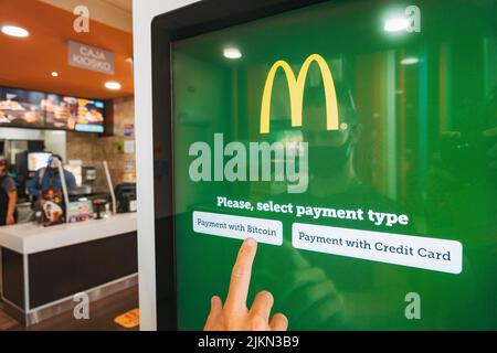 Une personne paie sa nourriture avec Bitcoin sur un kiosque de commande McDonald's au Salvador Banque D'Images