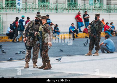 Les commandos de l'armée salvadorienne devant le Palais national d'El Salvador, après qu'un état d'urgence ait été déclaré en raison d'une violence sans précédent des gangs Banque D'Images