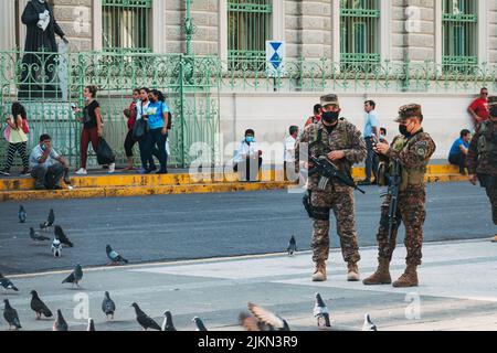 Les commandos de l'armée salvadorienne devant le Palais national d'El Salvador, après qu'un état d'urgence ait été déclaré en raison d'une violence sans précédent des gangs Banque D'Images