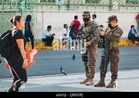 Les commandos de l'armée salvadorienne devant le Palais national d'El Salvador, après qu'un état d'urgence ait été déclaré en raison d'une violence sans précédent des gangs Banque D'Images