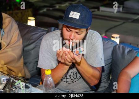 Odessa, Ukraine 21 juin 2013: Les gens fument le sigaret pendant le concert dans la soirée de boîte de nuit. L'homme et la femme s'amusent au club Banque D'Images