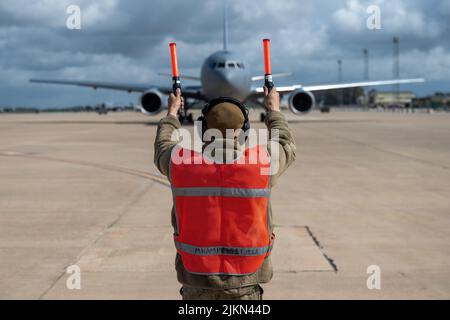 Le premier Airman Ike Mendonez, 22nd escadron de maintenance propulsion aérospatiale Journeyman, fait un KC-46A pour commencer sa mission 12 avril 2022, à la base aérienne de Morón, en Espagne. Le Pegasus est l'un des quatre à exécuter l'exercice KC-46A sur le concept d'emploi, évaluant la capacité du nouvel avion à effectuer des missions de ravitaillement prolongées à partir d'environnements austères. (É.-U. Photo de la Force aérienne par le sergent d'état-major. Nathan Eckert) Banque D'Images