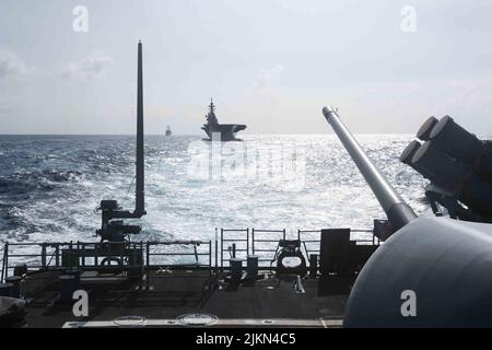OCÉAN PACIFIQUE (21 juillet 2022) le destroyer d'hélicoptère de la Force d'autodéfense maritime japonaise JS Izumo (DDH 183) suit derrière le croiseur de missiles guidés de classe Ticonderoga de la marine américaine USS Mobile Bay (CG 53) pendant qu'il effectue un réapprovisionnement en mer pendant la côte du Pacifique (RIMPAC) 2022. Vingt-six nations, 38 navires, trois sous-marins, plus de 170 avions et 25 000 membres du personnel participent au RIMPAC de 29 juin au 4 août dans les îles hawaïennes et dans le sud de la Californie. Le plus grand exercice maritime international au monde, RIMPAC offre une occasion unique de formation tout en favorisant et sus Banque D'Images