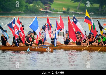 Dartmouth, Canada. 2 août 2022. Les pagayeurs bénévoles participent à la cérémonie du drapeau d'ouverture du Championnat du monde de printemps de canoë qui a lieu cette année sur le lac Banook. Les Championnats du monde de sprint de canoë et de paracanoe 2022 de l'ICF se déroulent à 3 août - 7, à Dartmouth, en Nouvelle-Écosse. Credit: Meanderingemu/Alamy Live News Banque D'Images