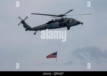 220730-N-MM912-2370 OCÉAN PACIFIQUE (30 juillet 2022) un hélicoptère MH-60s Sea Hawk, affecté aux “Chargers” de l’Escadron de combat en mer (HSC) 14, vole par le porte-avions de la classe Nimitz USS Abraham Lincoln (CVN 72). Abraham Lincoln Carrier Strike Group effectue actuellement des opérations de routine dans la flotte américaine 3rd. (É.-U. Photo de la marine par Michael Singley, spécialiste des communications de masse, classe 3rd) Banque D'Images