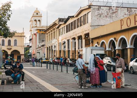 Les résidents se détendent sur la Plaza Libertad, dans le centre-ville de San Salvador, en El Salvador Banque D'Images