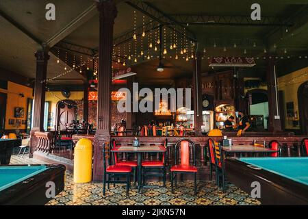 À l'intérieur du Club la Dalia, un ancien bar de billard situé dans un bâtiment colonial historique dans le centre de San Salvador, en El Salvador. En service depuis 1937 Banque D'Images