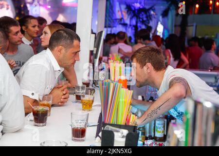 Odessa, Ukraine 21 juin 2013: Barman au travail dans une discothèque de luxe pendant la soirée. Le barman s'amuse à la fête dans la discothèque Elite Banque D'Images