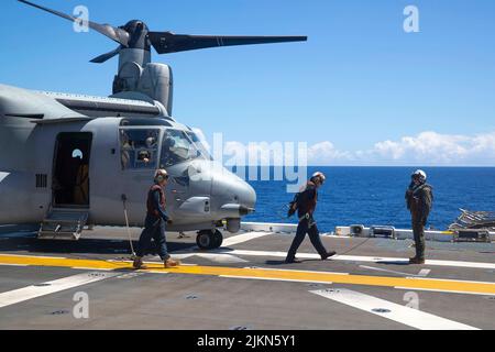 220802-N-VJ326-1051 OCÉAN PACIFIQUE (AOÛT 2, 2022) – les Marines des États-Unis effectuent des vérifications avant le vol sur un avion Tiltrotor MV-22 Osprey affecté à l'escadron de Tiltrotor moyen marin (VMM) 262 (renforcé) sur le pont de vol à bord du porte-avions amphibie USS Tripoli (LHA 7), 2 août 2022. Tripoli opère dans la zone d'opérations de la flotte américaine 7th afin d'améliorer l'interopérabilité avec ses alliés et ses partenaires et de servir de force de réaction prête à l'emploi pour défendre la paix et maintenir la stabilité dans la région Indo-Pacifique. (É.-U. Photo de la marine par le Spécialiste des communications de masse 2nd classe Malcolm Kelley) Banque D'Images