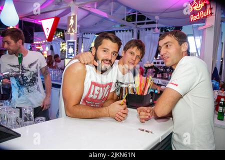 Odessa, Ukraine 21 juin 2013: Barman au travail dans une discothèque de luxe pendant la soirée. Le barman s'amuse à la fête dans la discothèque Elite Banque D'Images