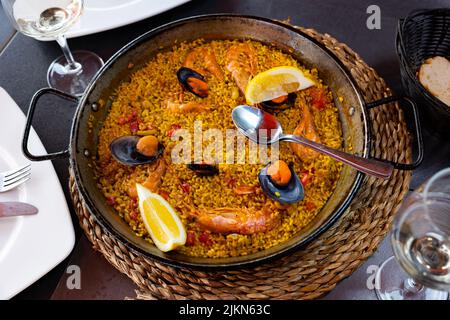 Paella marinera avec crevettes et moules servies sur le frype de fer Banque D'Images