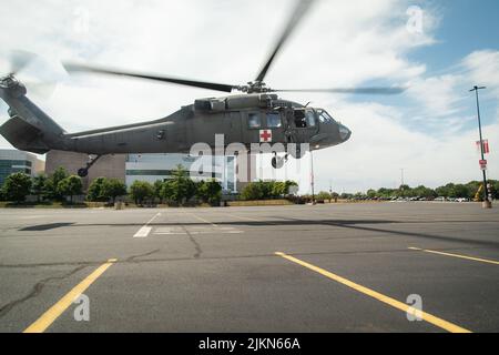 Un hélicoptère de l'armée américaine UH-60 Black Hawk affecté à la Brigade de l'aviation de combat expéditionnaire de 28th, Garde nationale de Pennsylvanie, transporte un patient notionnel au centre médical de Penn Presbyterian pendant l'exercice dense Urban terrain (DUT) à la station NRG de Philadelphie, Pennsylvanie, au 28 juillet 2022. Le Groupe de travail 46 et plus de 600 membres du personnel de ses partenaires fédéraux, d'État, locaux, privés et universitaires ont collaboré à l'exercice le plus récent de l'ACT. La série d’exercices de l’ACT a débuté en 2018 et est devenue l’un des premiers exercices de défense nationale et de défense de tous risques Banque D'Images