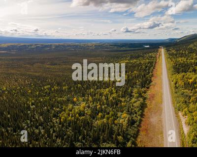 Une vue aérienne de la Glenn Highway à travers la végétation luxuriante en Alaska, Etats-Unis Banque D'Images