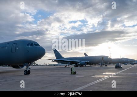 Quatre KC-46A Pegasus' affectés au Commandement de la mobilité aérienne des États-Unis, la Garde nationale aérienne et la Réserve de la Force aérienne s'assoient côte à côte lundi 21 mars, à la base aérienne de Morón, en Espagne. Le fiorlage des avions constitue une étape essentielle pour recapitaliser la flotte de navires-citernes vieillissante de la U.S. Air Force afin d'assurer une capacité crédible de projection de la force conjointe. (É.-U. Photo de la Force aérienne par le sergent d'état-major. Nathan Eckert) Banque D'Images