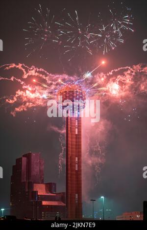 Vue verticale des feux d'artifice colorés qui explosent au-dessus de la Reunion Tower à Dallas, Texas, le nouvel an Banque D'Images