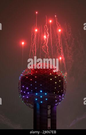 Vue verticale des feux d'artifice colorés qui explosent au-dessus de la Reunion Tower à Dallas, Texas, le nouvel an Banque D'Images