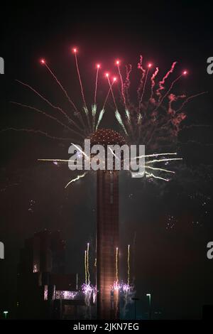 Vue verticale des feux d'artifice colorés qui explosent au-dessus de la Reunion Tower à Dallas, Texas, le nouvel an Banque D'Images