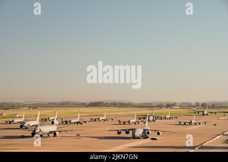 Une KC-46 Pegasus, une KC-10 Extender et une galaxie C-5 se trouvent aux côtés de multiples C-17 Globmaster II et KC-135 Stratotankers à la base aérienne de Morón, en Espagne, jeudi, 14 avril 2022. Ces cinq aéronefs représentent 44 p. 100 des actifs aériens du Commandement de la mobilité aérienne. (É.-U. Photo de la Force aérienne par le sergent d'état-major. Nathan Eckert) Banque D'Images