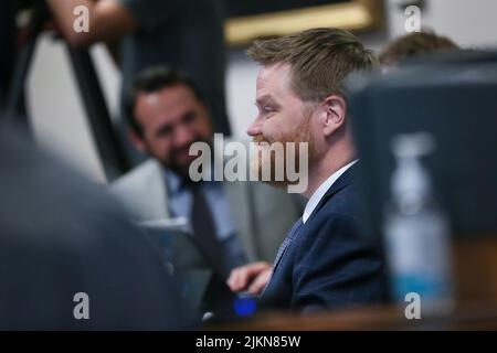 Austin, Texas, États-Unis. 2nd août 2022. MARK BANKSTON, avocat de Neil Heslin et SCARLETT LEWIS, parents de la victime de tir Sandy Hook Jesse Lewis, réagit lors du témoignage d'Alex Jones au palais de justice du comté de Travis le mardi 2 août 2022. ALEX JONES a été trouvé pour avoir diffamé les parents d'un étudiant de Sandy Hook pour avoir appelé l'attaque un canular. (Credit image: © Briana Sanchez via ZUMA Press Wire) Banque D'Images