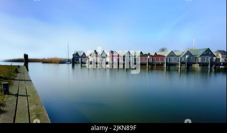 Petit port de pêche et de tourisme avec des bateaux dans le port intérieur sur la Bodden Banque D'Images