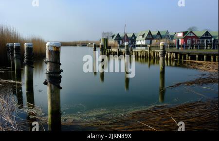 Petit port de pêche et de tourisme avec des bateaux dans le port intérieur sur la Bodden Banque D'Images