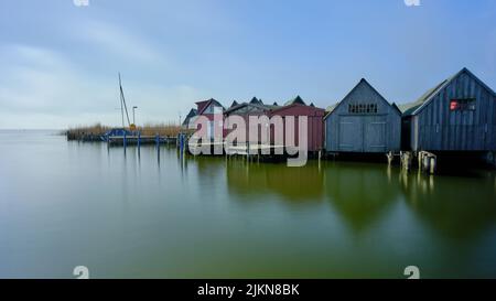 Petit port de pêche et de tourisme avec des bateaux dans le port intérieur sur la Bodden Banque D'Images