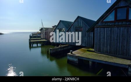 Petit port de pêche et de tourisme avec des bateaux dans le port intérieur sur la Bodden Banque D'Images