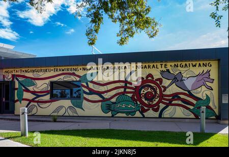 Le motif de guérison aborigène peint sur le mur de l'hôpital général de Berri en Australie Banque D'Images