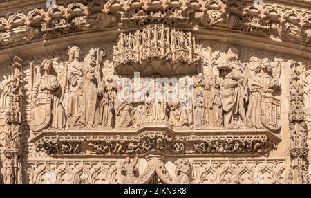 Primer plano de la escena de coronación de la Virgen, en presencia de fray Alonso de Burgos arrodillado en la fachada iglesia san Pablo de Valladolid, Banque D'Images