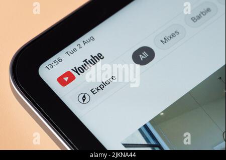 New york, Etats-Unis - 2 août 2022: Trouvez des vidéos sur youtube sur l'écran de l'ordinateur portable vue rapprochée Banque D'Images