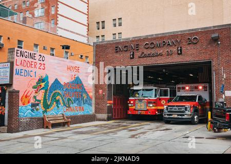 Un camion d'incendie et une ambulance dans la caserne de pompiers de Engine Company 20 à Chinatown, Philadelphie. Une fresque dragon est peinte sur le mur à l'avant Banque D'Images