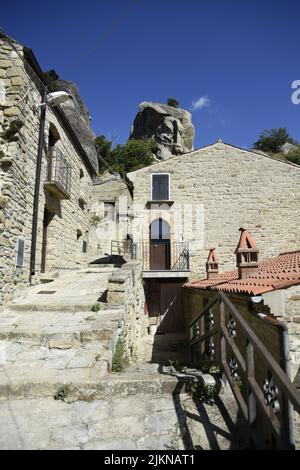 Une vieille rue étroite pavée de pierre. Escaliers menant vers le haut, Castelmezzano est un village dans la région de Basilicate en Italie. Banque D'Images