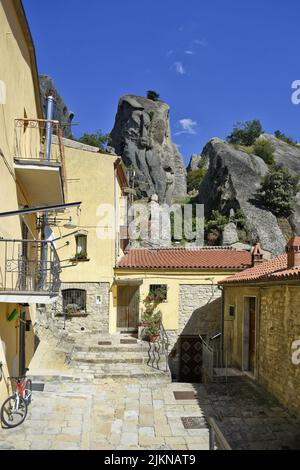 Une vieille rue étroite pavée de pierre. Escaliers menant vers le haut, Castelmezzano est un village dans la région de Basilicate en Italie. Banque D'Images