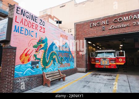 Camion de pompiers Ladder 23 à l'intérieur de la gare Chinatown du service des incendies de Philadelphie, rempli d'un dragon d'art de rue Banque D'Images