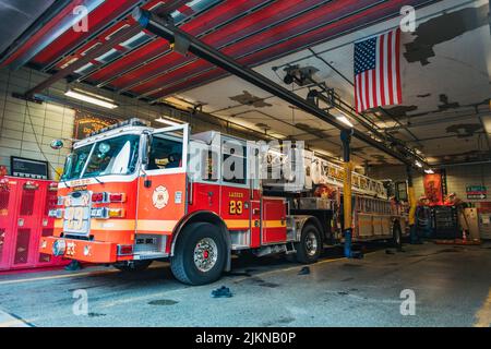 Camion de pompiers Ladder 23 à l'intérieur de la gare Chinatown du service des incendies de Philadelphie Banque D'Images