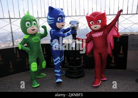 New York, États-Unis. 02nd août 2022. (De gauche à droite) Gekko, Catboy et Owlette, les héros du PJ Masks visitent l'Empire State Building pour célébrer les nouveaux épisodes de « puissance animale » sur Disney Junior, à New York. Crédit : SOPA Images Limited/Alamy Live News Banque D'Images