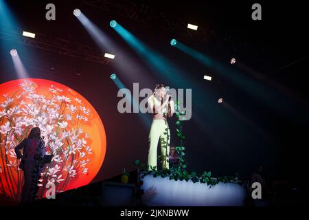 CORUNA, ESPAGNE - 2 AOÛT 2022: Edurne, se produit en concert sur la place Maria Pita, sur 2 août 2022, à La Corogne, Espagne. Banque D'Images