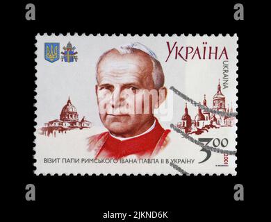 Papa Rimsky Iowan Pavel II à l'Ukraine, vers 2001. Timbre postal annulé imprimé en Ukraine isolé sur fond noir. Banque D'Images