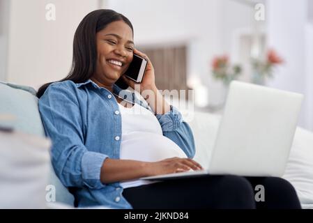Vous savez que je ne peux pas juste m'asseoir et ne rien faire. Une femme enceinte parlant sur son téléphone portable tout en étant assise avec son ordinateur portable. Banque D'Images