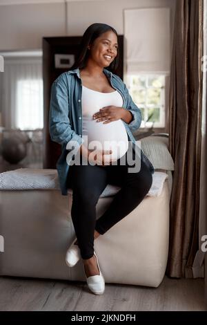 Nous nous réjouissons de ce voyage incroyable à venir. Une femme enceinte qui a l'air attentionnés à la maison. Banque D'Images