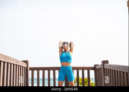 Une jolie femme afro-américaine qui fait du sport sur la plage un jour ensoleillé Banque D'Images