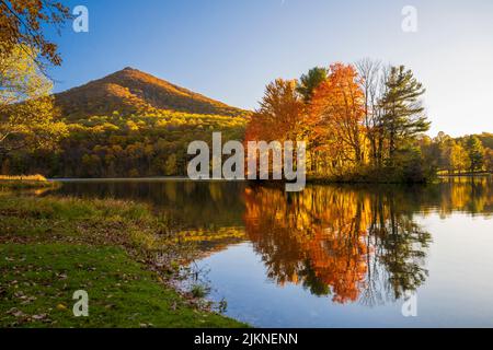 Une belle vue sur le paysage des sommets du lac Otter en automne lors d'une belle journée ensoleillée en Virginie, aux États-Unis Banque D'Images