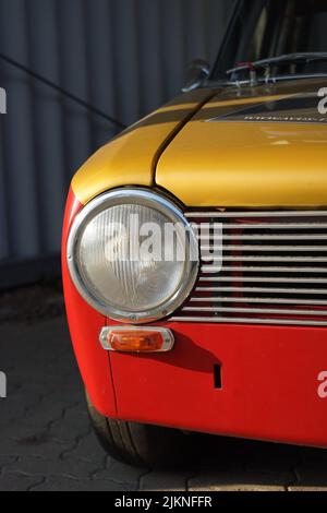Une belle photo d'une voiture rouge et jaune vintage Banque D'Images