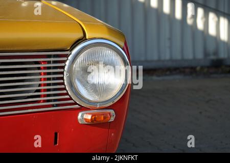 Une belle photo d'une voiture rouge et jaune vintage Banque D'Images